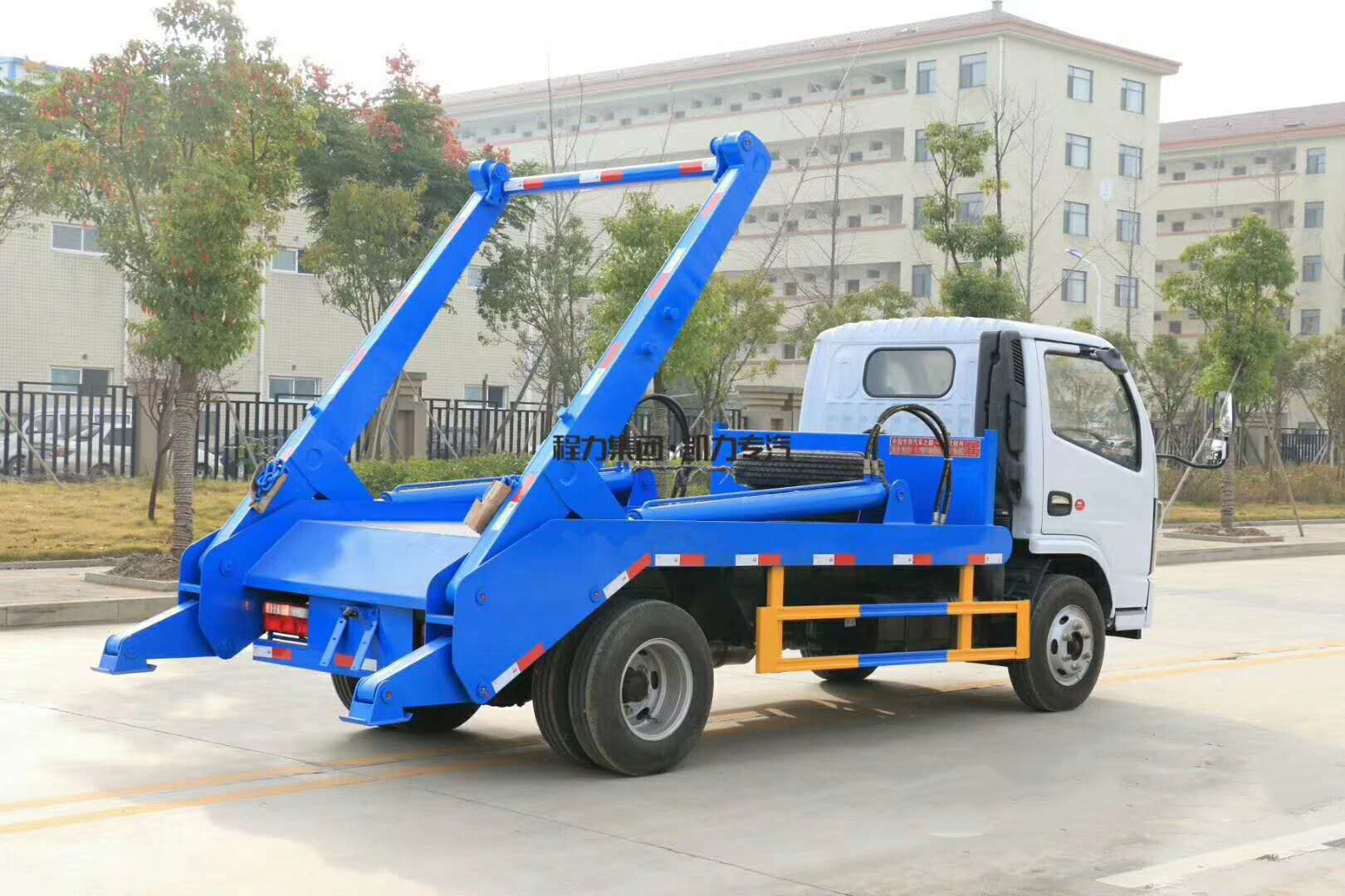 國(guó)六6方東風(fēng)D6 擺臂垃圾車