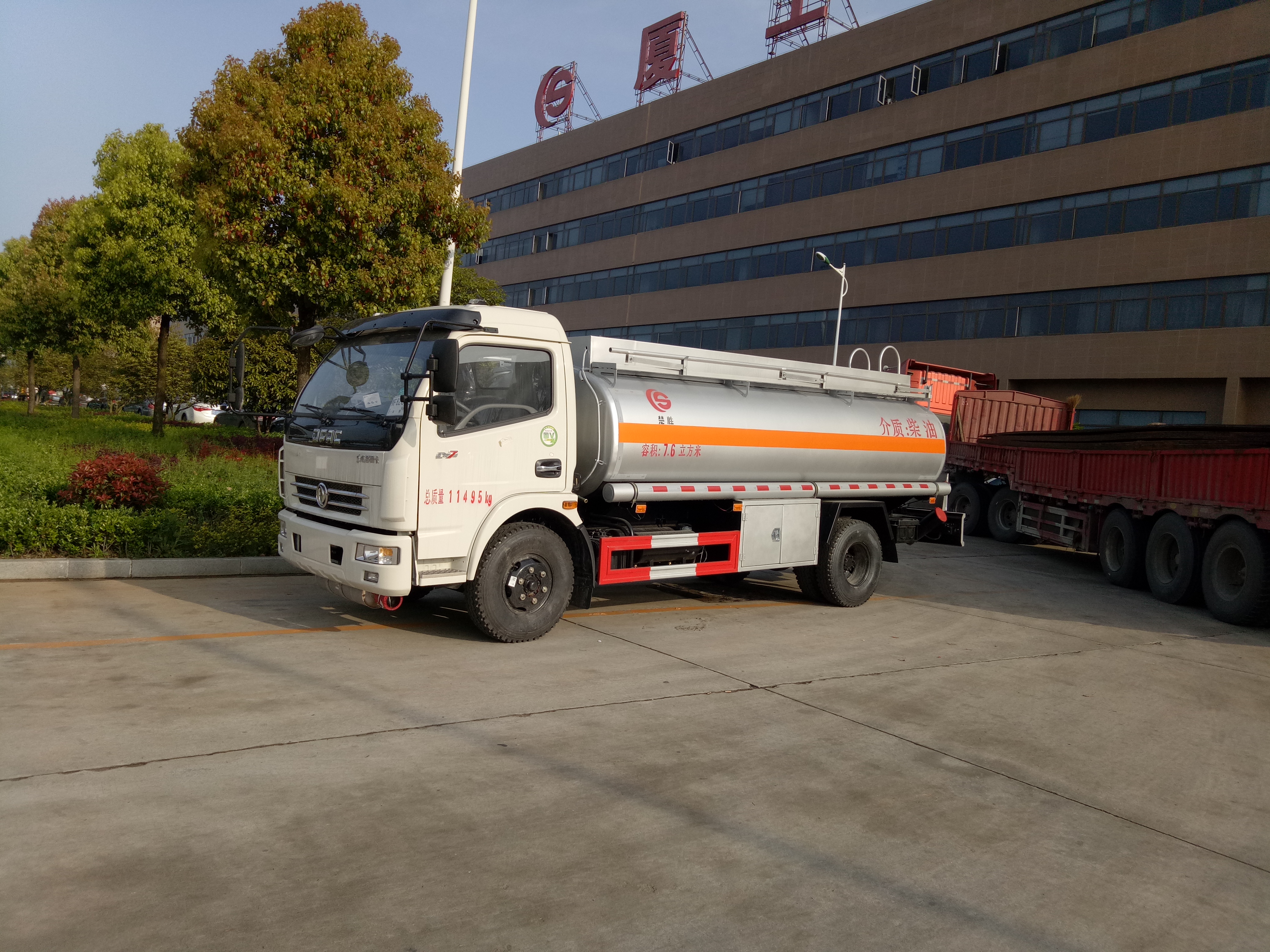 東風(fēng)多利卡7噸油罐車(chē)