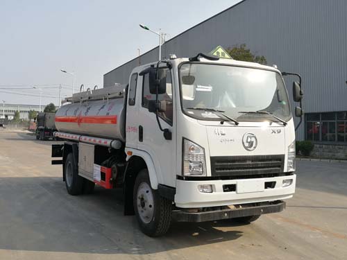 陜汽軒德X9系7.6方運(yùn)油車,8噸油罐車