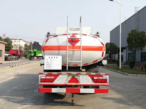 陜汽軒德X9系7.6方運(yùn)油車,8噸油罐車