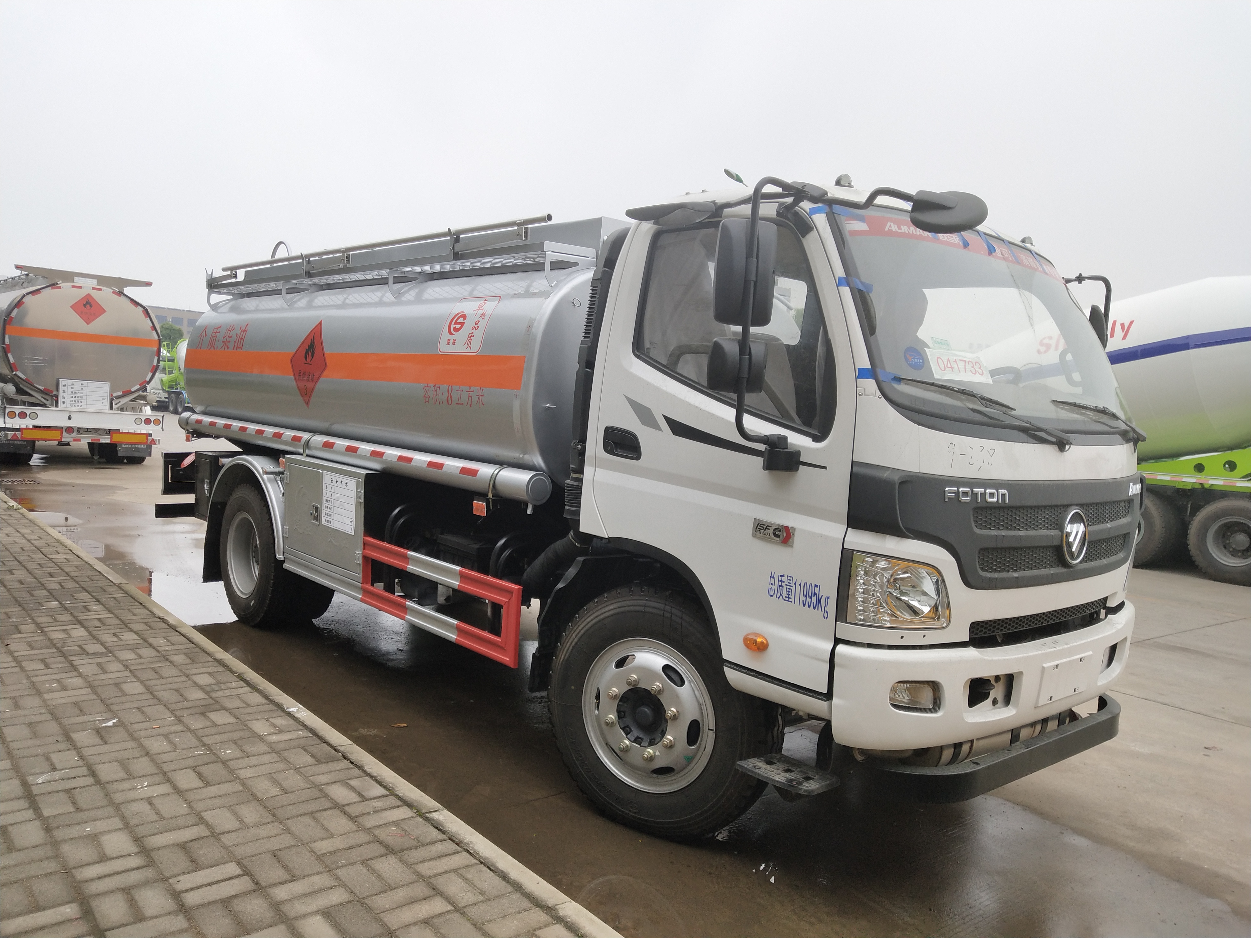 福田歐馬可8方加油車(chē)，8噸油罐車(chē)康明斯發(fā)動(dòng)機(jī)