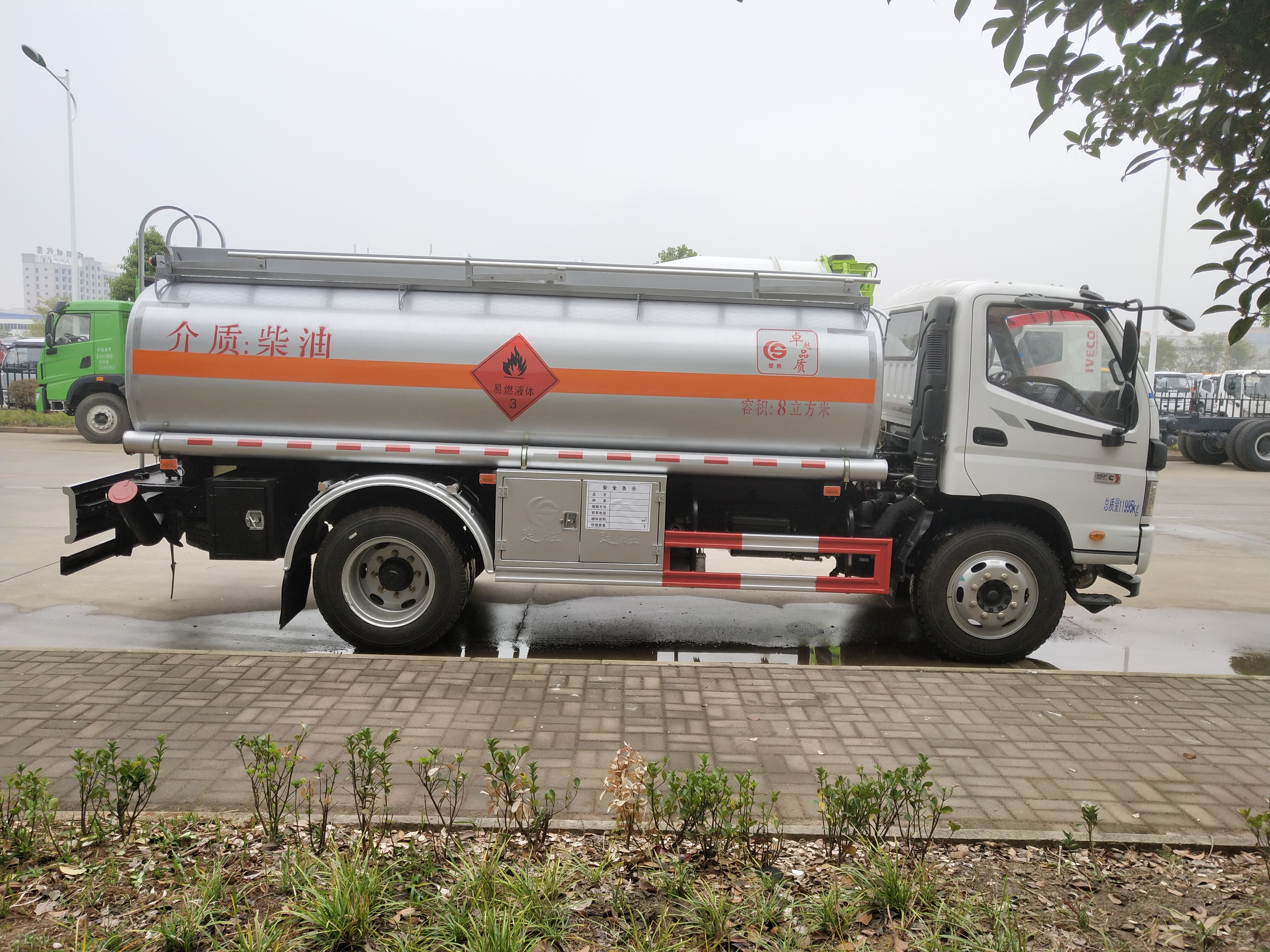 福田歐馬可8方加油車(chē)，8噸油罐車(chē)康明斯發(fā)動(dòng)機(jī)
