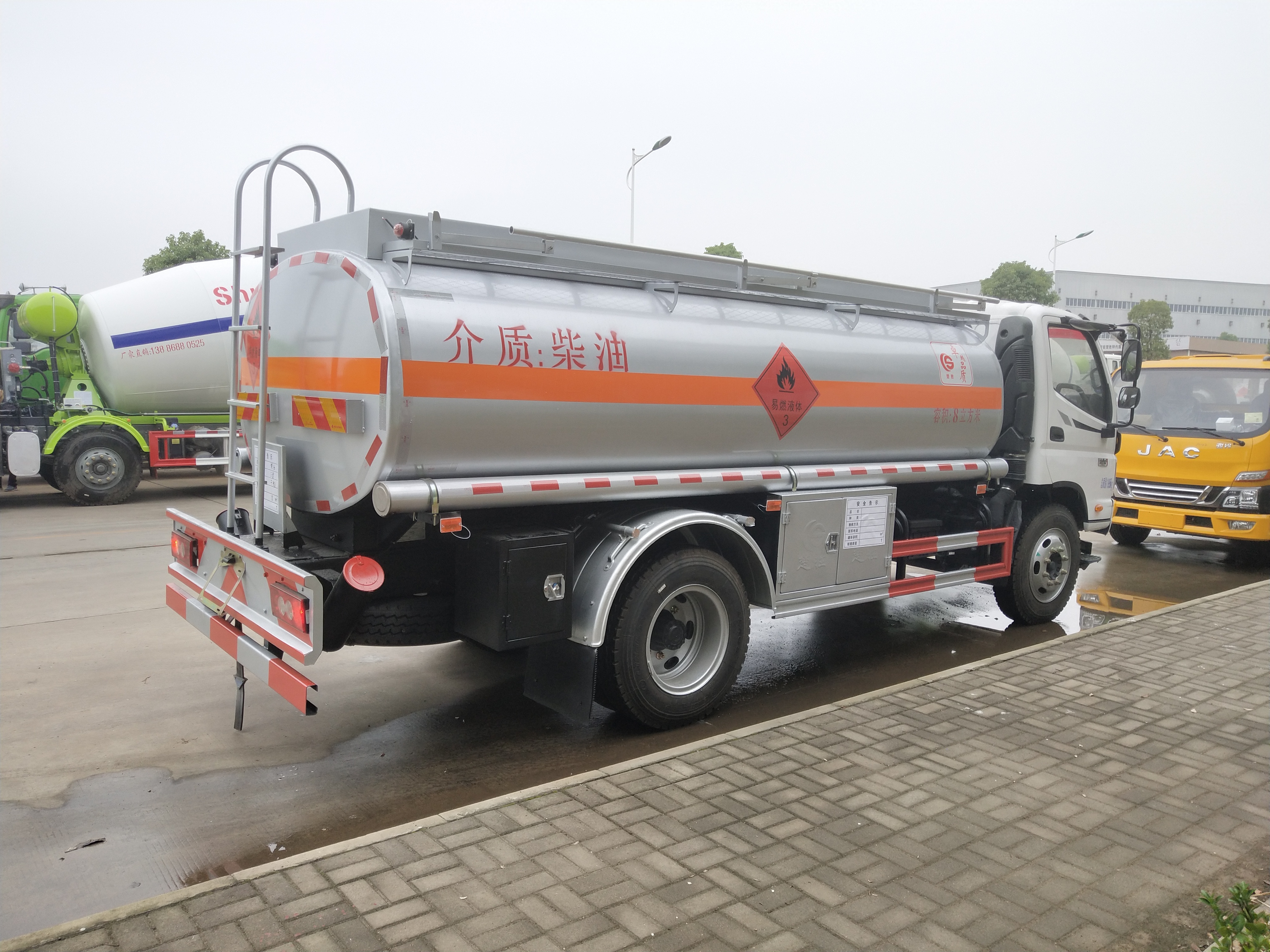 福田歐馬可8方加油車(chē)，8噸油罐車(chē)康明斯發(fā)動(dòng)機(jī)